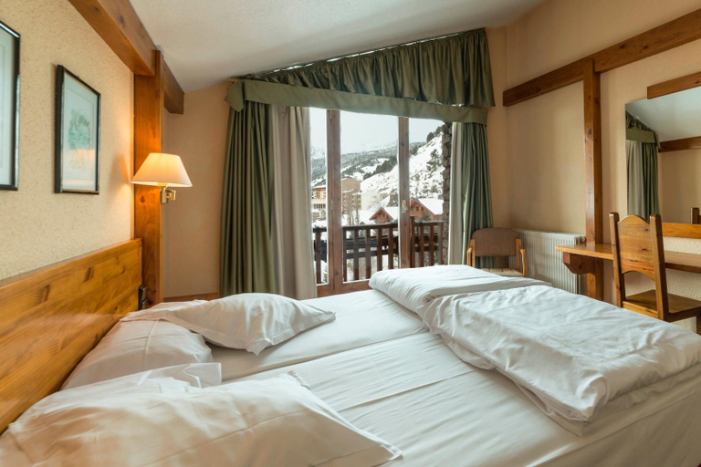 Bedroom 3, Sport Hotel