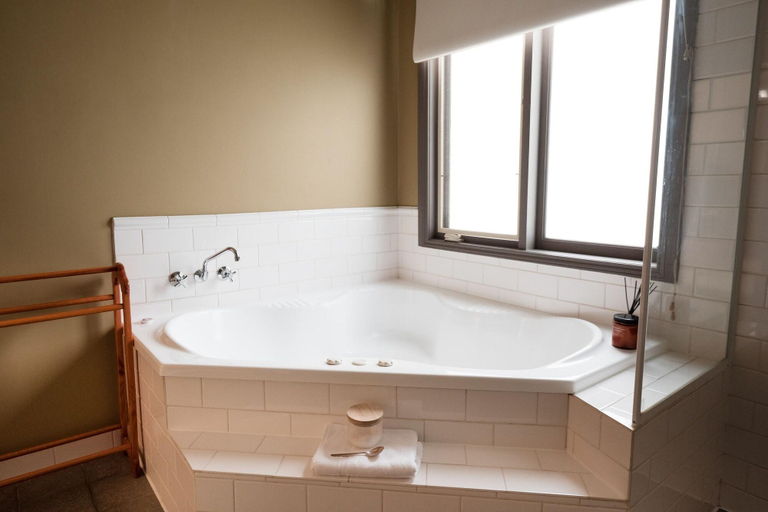 Bathroom 4, Clonmara Bed & Breakfast, Moyne - South