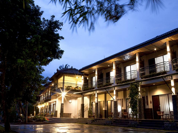 Exterior & Views
