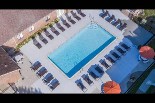 Comfortable Luxury Corporate Condo With Pool, Macomb