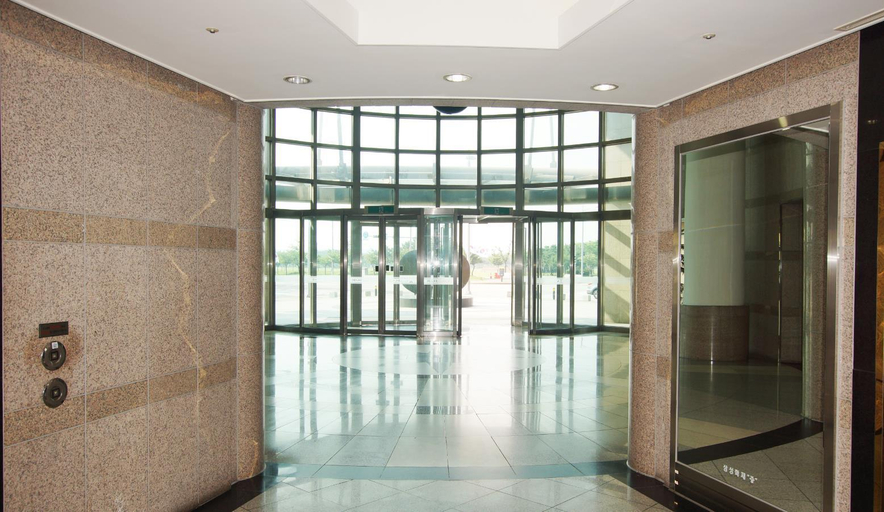 Public Area, Gogo House, Jung