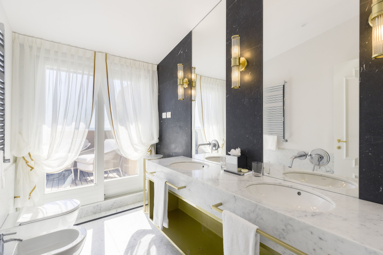 Bathroom 16