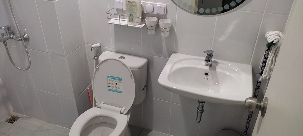 Bathroom, Comfy Studio at Grand Kamala Lagoon by Alvan Rooms, Bekasi