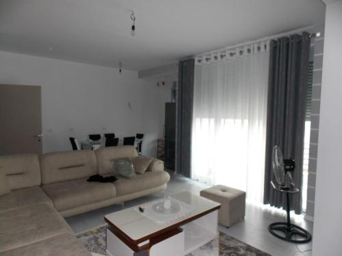 Gray House Korce, Korçës