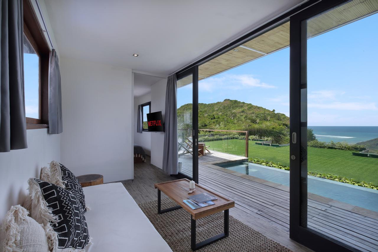 Exterior & Views 11