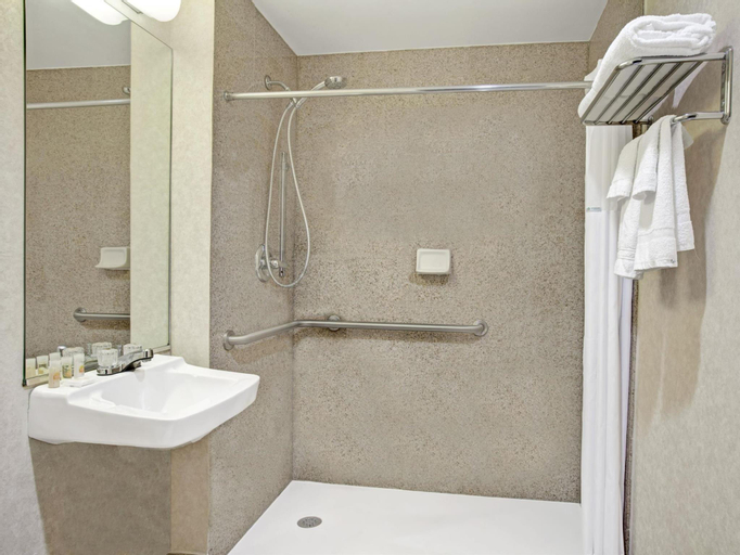 Bedroom 3, Days Inn by Wyndham Jamaica / JFK Airport (CLOSED), New York