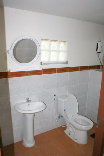 Bathroom 3, Taakradan Valley Hotel, Si Sawat