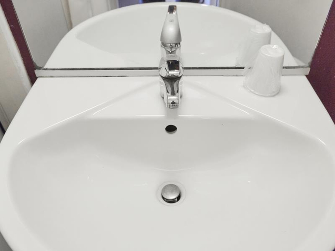 Bathroom 3, B&B Porte de la Villette, Seine-Saint-Denis