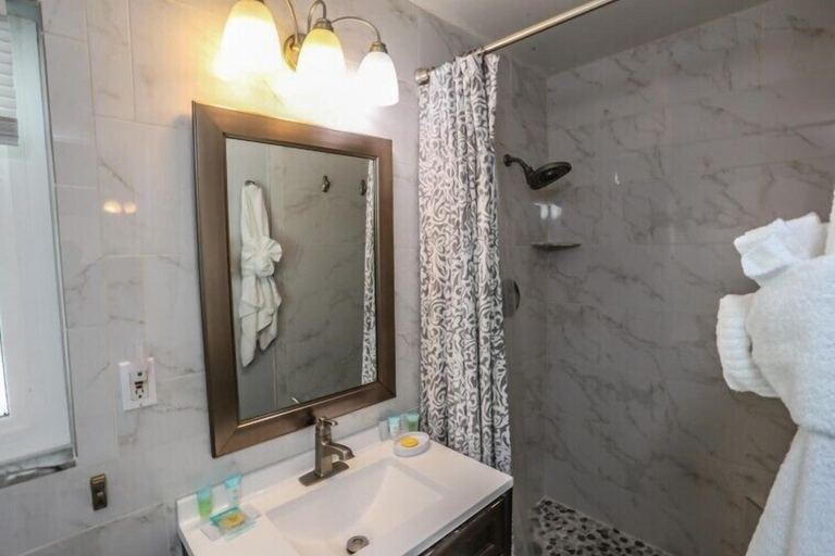 Bathroom, 243 Miramar Street, Lee