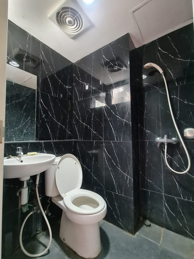 Bathroom, Studio Gunawangsa Merr by Starlight apartement, Surabaya