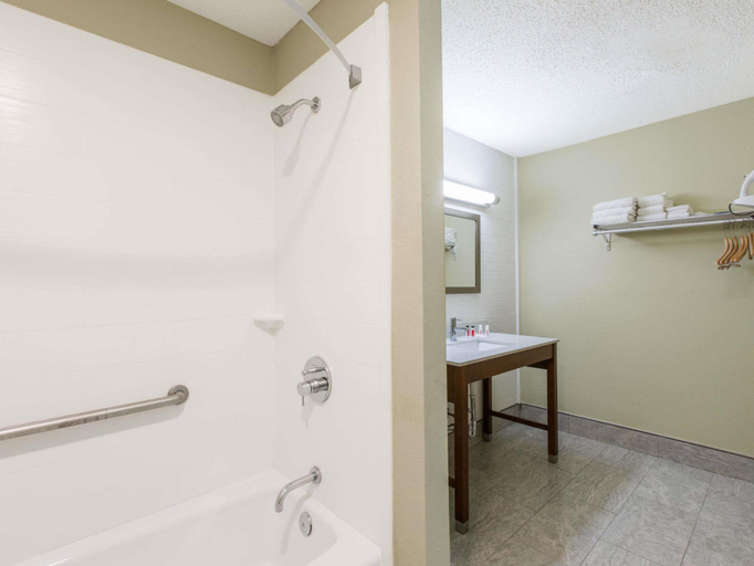 Bathroom, Days Inn & Suites by Wyndham Big Spring, Howard