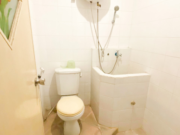 Bathroom 5, Hotel Shabine Rungkut Mitra RedDoorz, Surabaya