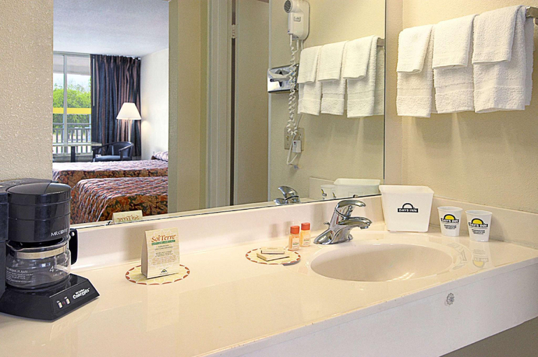 Bathroom, Days Inn by Wyndham Donalsonville, Seminole