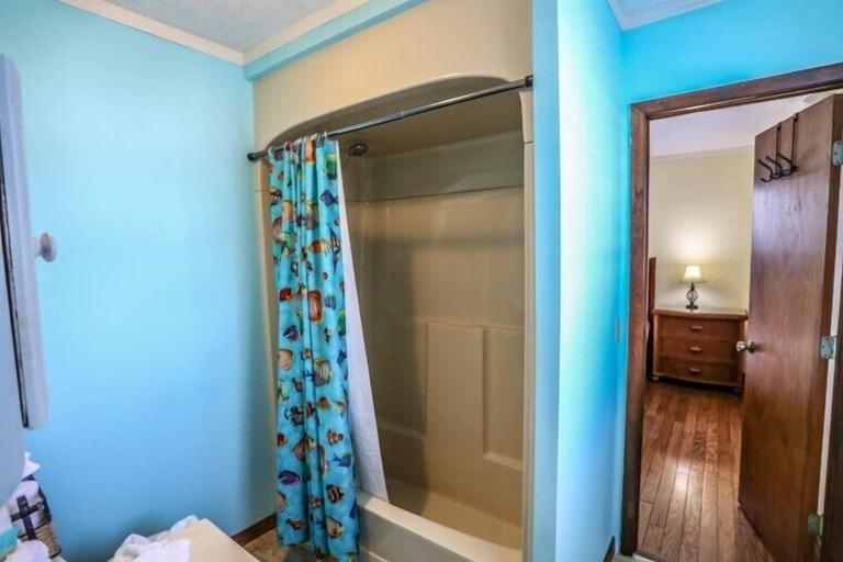 Bathroom 5, 185 Mid Island, Lee