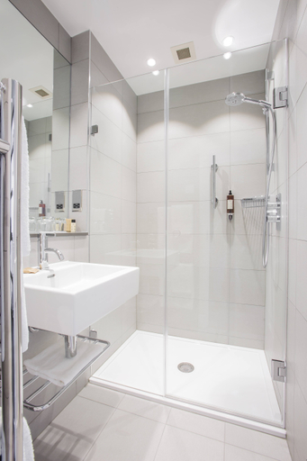 Bathroom 4, Astor Court Hotel, London
