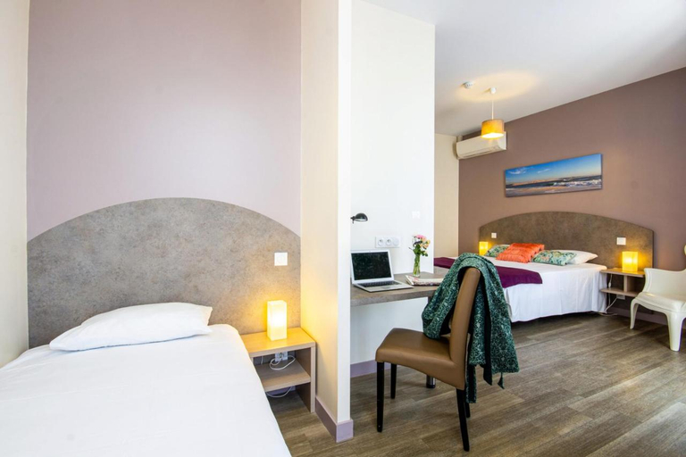 Bedroom, Cit’Hotel LE COMMERCE, Charente-Maritime
