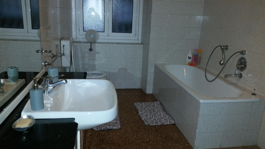 Bedroom 3, Comfortable one bedroom apartment with parking space in the center of Genoa, Genova