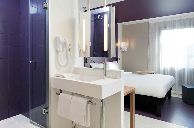 Bathroom 4, ibis Styles Nimes Gare Centre, Gard
