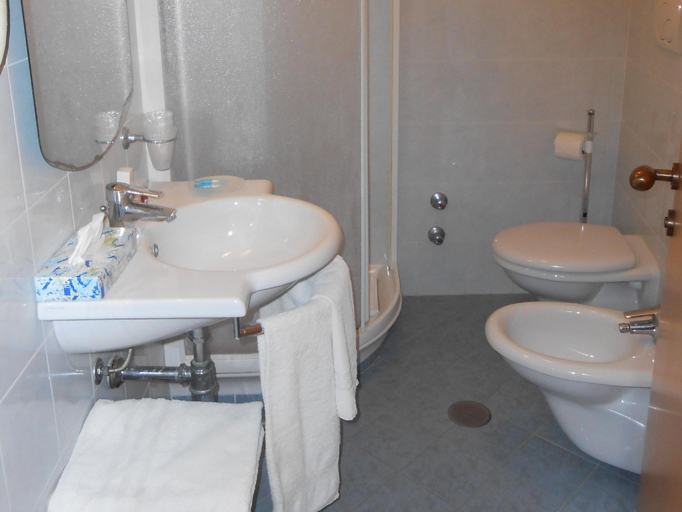 Bathroom 3, Hotel Vittoria, Grosseto