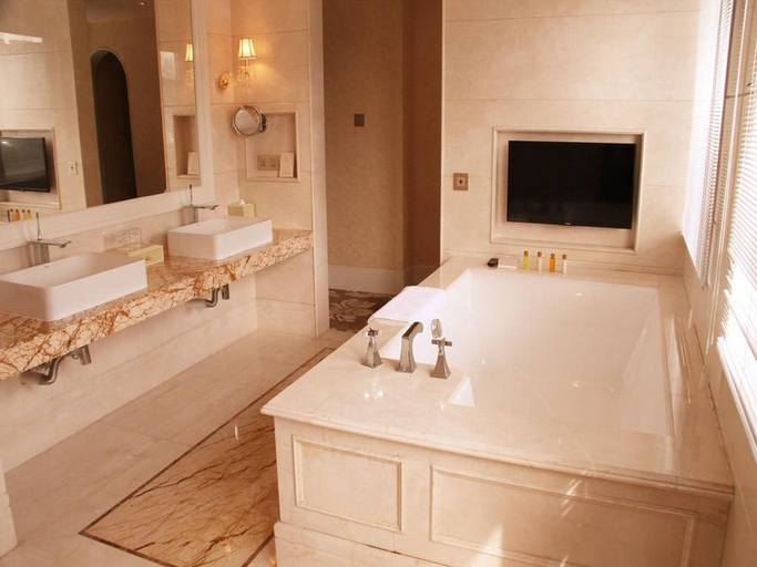 Bathroom 5, Lake Piedmont International Hotel, Guangzhou