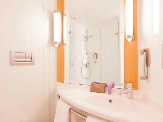 Bathroom 5, ibis London Elstree Borehamwood, Hertfordshire