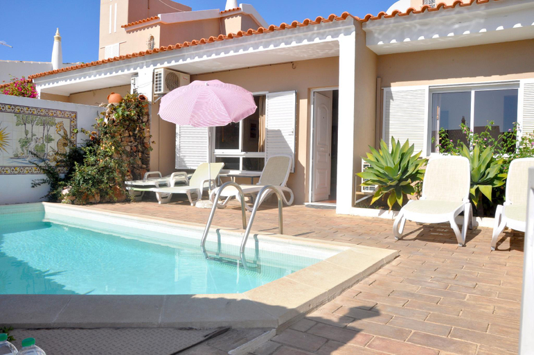 Sport & Beauty 4, Comfortable and well equipped terrace villa with private pool and air conditioni, Loulé