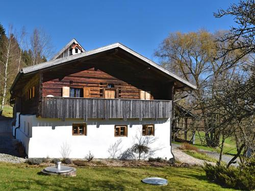 Cozy Holiday Home in Konzell with Terrace, Straubing-Bogen