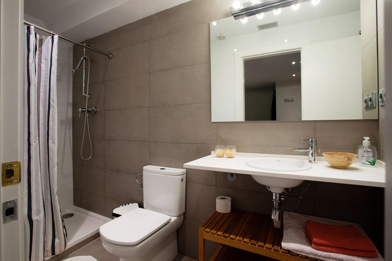 Bathroom 3, Paralel Duplex - Two Bedroom Apartment, Barcelona