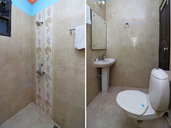 Bathroom 4, Hotel O Aura Palace Deluxe, Delhi