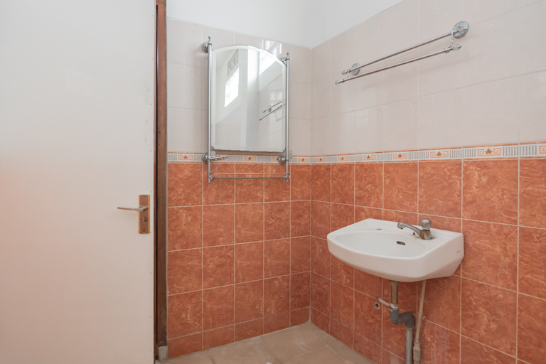Bathroom 5, RedDoorz @ Hotel Lodaya Bandung, Bandung