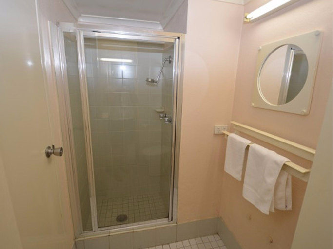 Bathroom, Kirwan 47, Snowy River