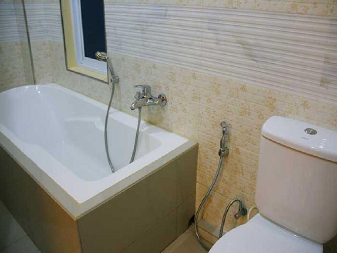 Bathroom 2, Golden Guest Hotel, Dawei