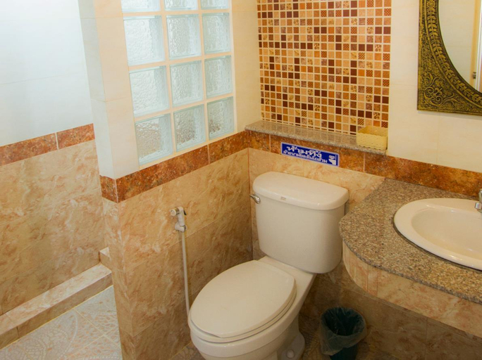 Bathroom 3, Anantachai Guest House, Cha-Am