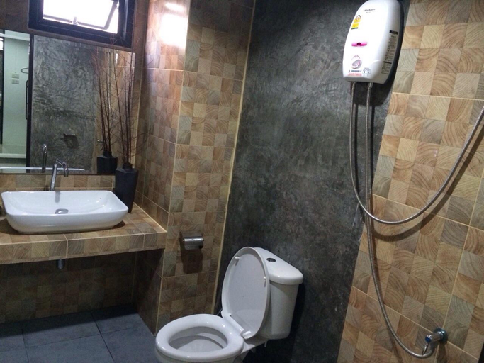 Bathroom 4, Fondness Hotel, Takua Pa