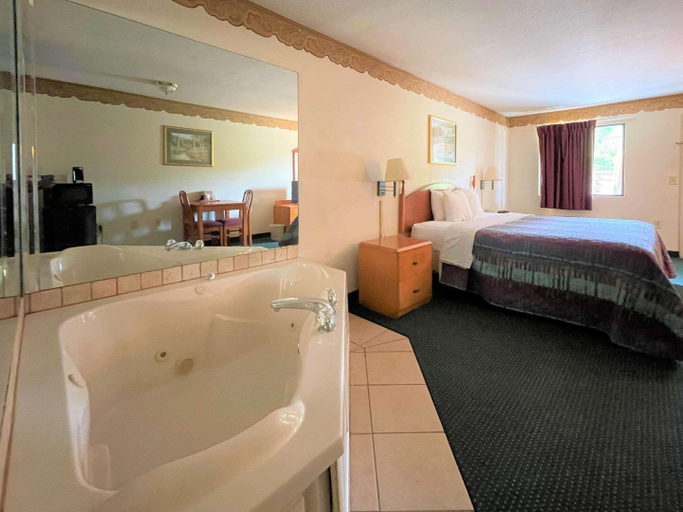 Bedroom 3, Rodeway Inn Sandersville, Washington