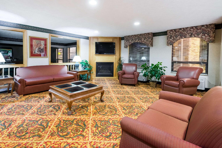 Public Area, Ramada by Wyndham Strasburg Dover, Tuscarawas
