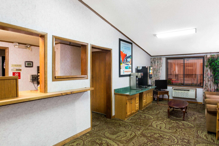 Public Area 2, Howard Johnson by Wyndham Wilmington, New Hanover
