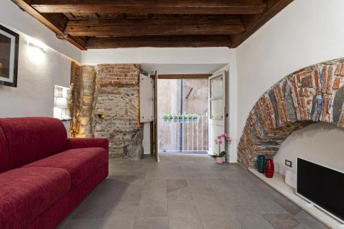 Wood and Stone Apartment in the historical center, Genova