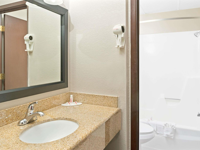 Bathroom 2, Super 8 by Wyndham Walnut, Pottawattamie