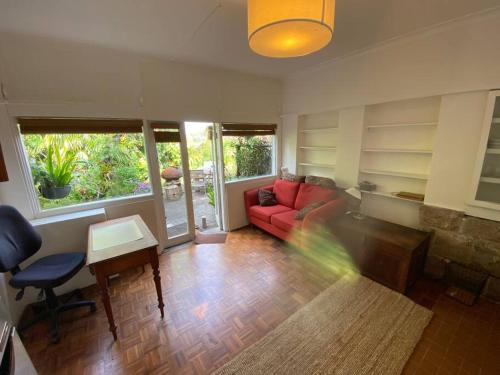 Charming studio in Griffin home w/tropical garden, Willoughby