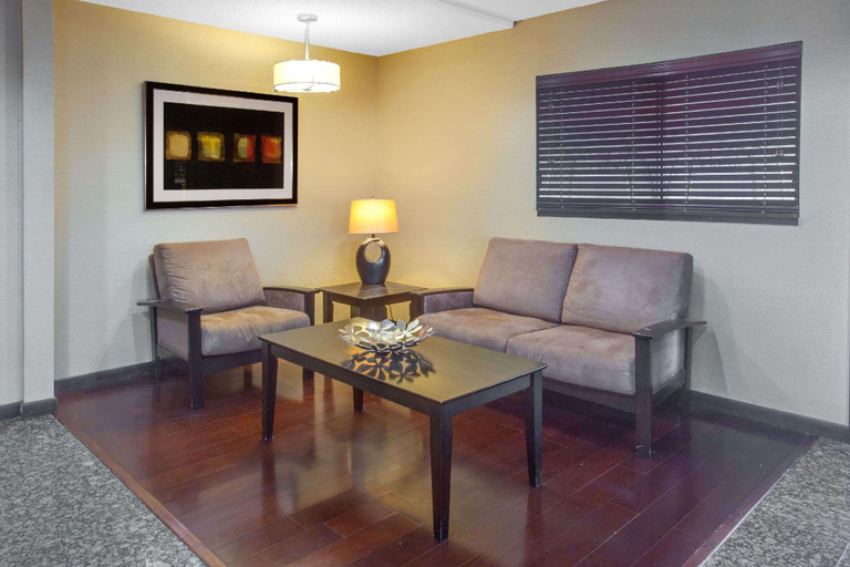 Public Area, Days Inn by Wyndham Le Roy/Bloomington Southeast, McLean