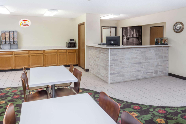 Public Area, Super 8 by Wyndham Pekin/Peoria Area, Tazewell