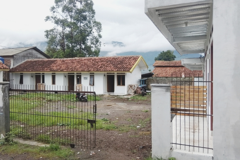 Exterior & Views 2, OYO 90809 Homestay Black Pink Merah Jambu Syariah, Garut
