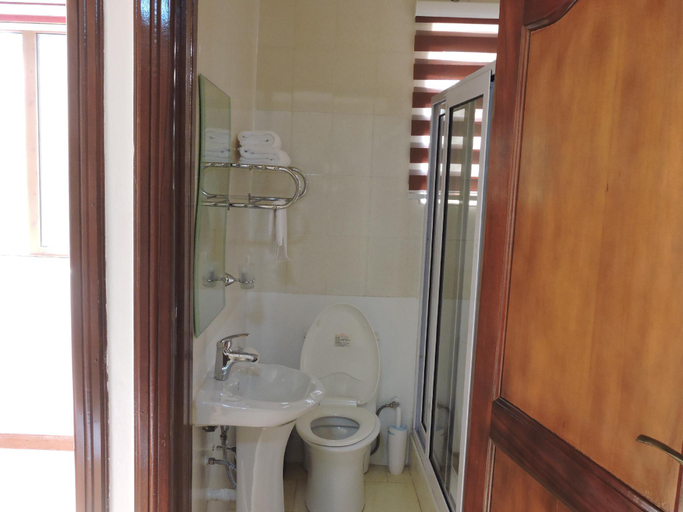 Bathroom, ALLSEASONS HOTEL LTD, Ga East