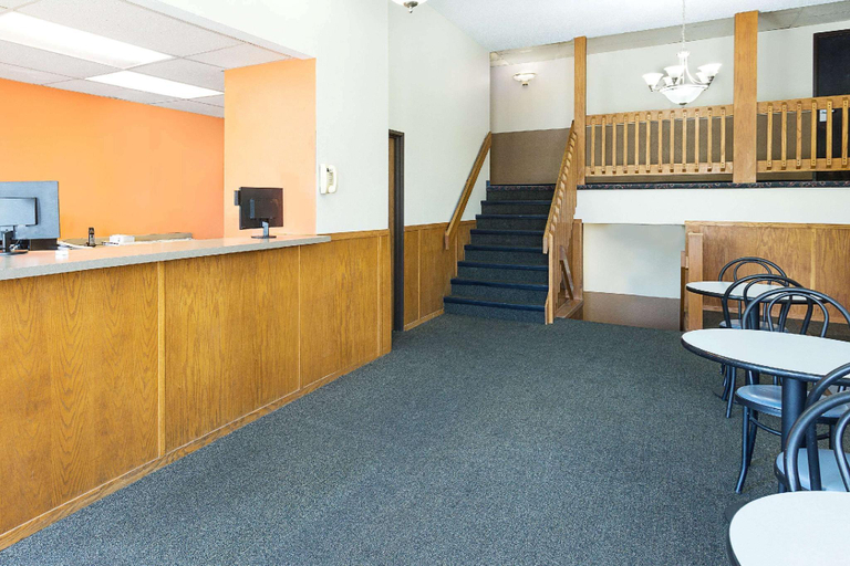 Public Area 2, Super 8 by Wyndham Clinton, Clinton