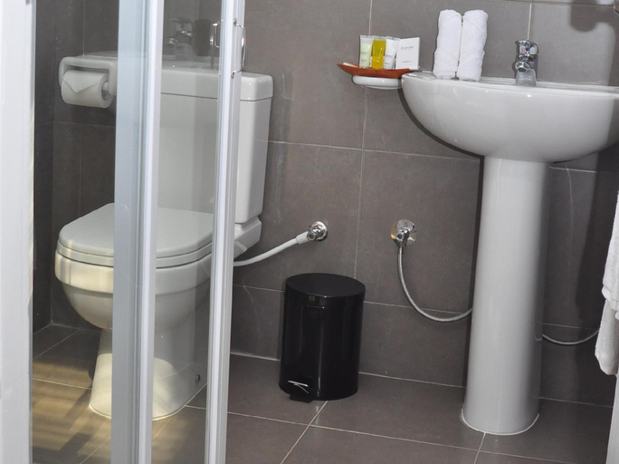 Bathroom 4, Comfort@15 Hotel Colombo, Thimbirigasyaya