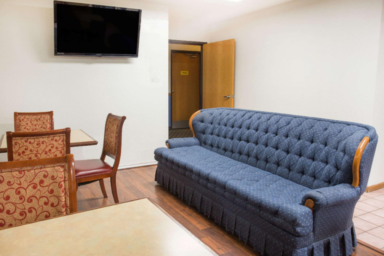 Public Area 2, Super 8 by Wyndham Monmouth IL, Warren