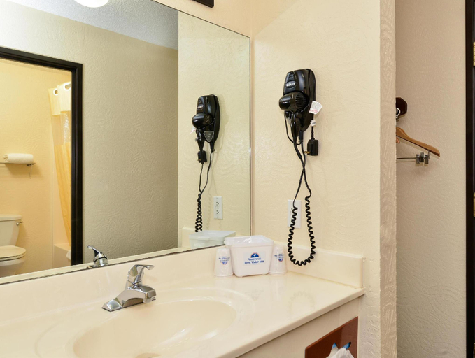Bathroom 5, Days Inn by Wyndham Ozark Springfield, Christian