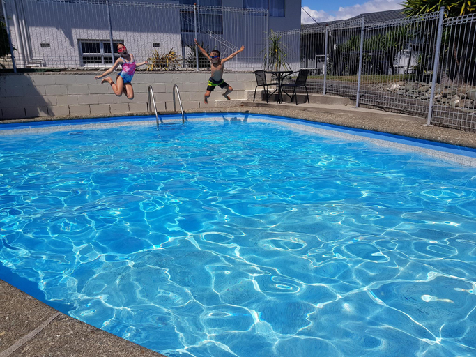 Sport & Beauty, Courtesy Court Motel, Nelson