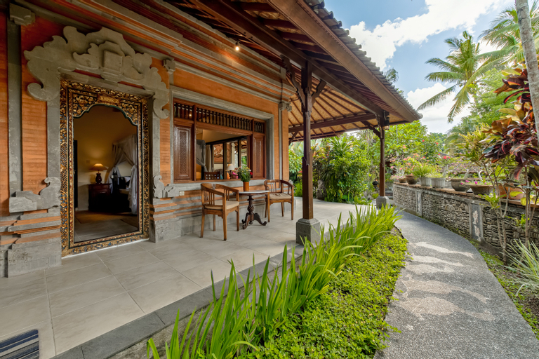 Exterior & Views 12